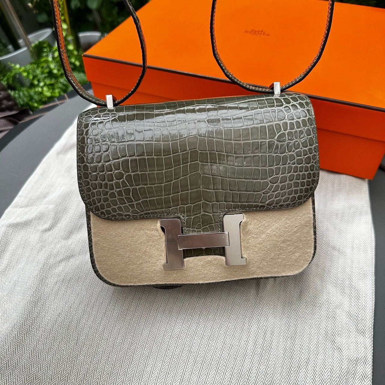 Hermes 爱马仕 81斑鸠灰亮面倒V鳄鱼康康 Constance mini 银扣 U刻 全套带票证