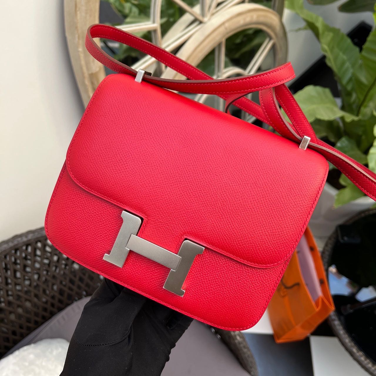 Hermes/爱马仕   Q5中国红  草莓🍓红 constance康康mini 19厘米  成色不错  
银扣 epsom皮   框Q刻  一个Chanel价格就带走 单包