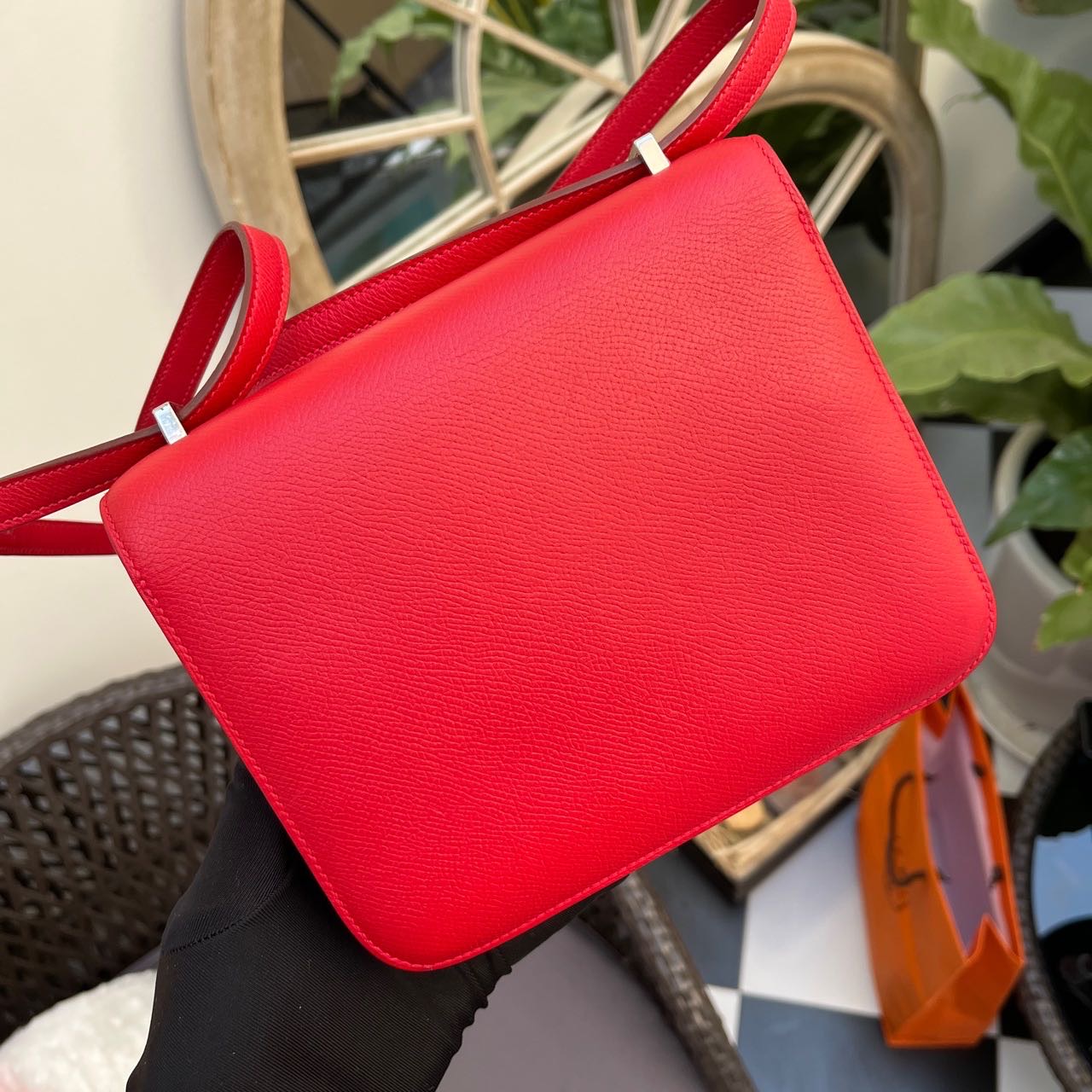 Hermes/爱马仕   Q5中国红  草莓🍓红 constance康康mini 19厘米  成色不错  
银扣 epsom皮   框Q刻  一个Chanel价格就带走 单包 缩略图