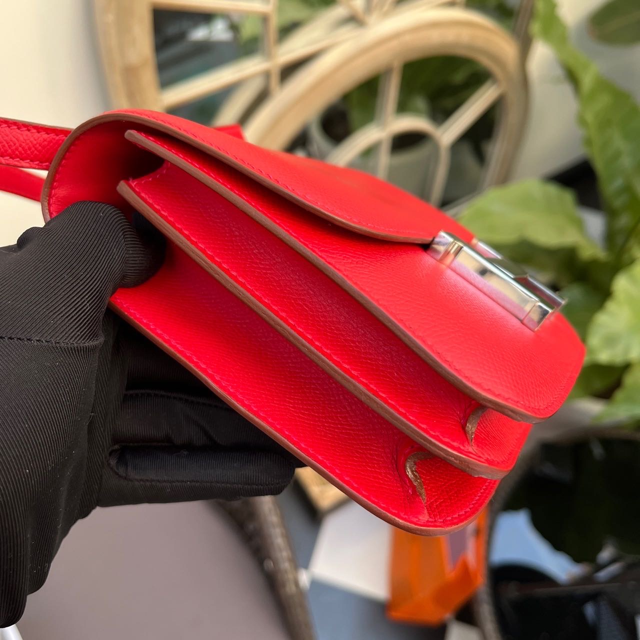 Hermes/爱马仕   Q5中国红  草莓🍓红 constance康康mini 19厘米  成色不错  
银扣 epsom皮   框Q刻  一个Chanel价格就带走 单包 缩略图