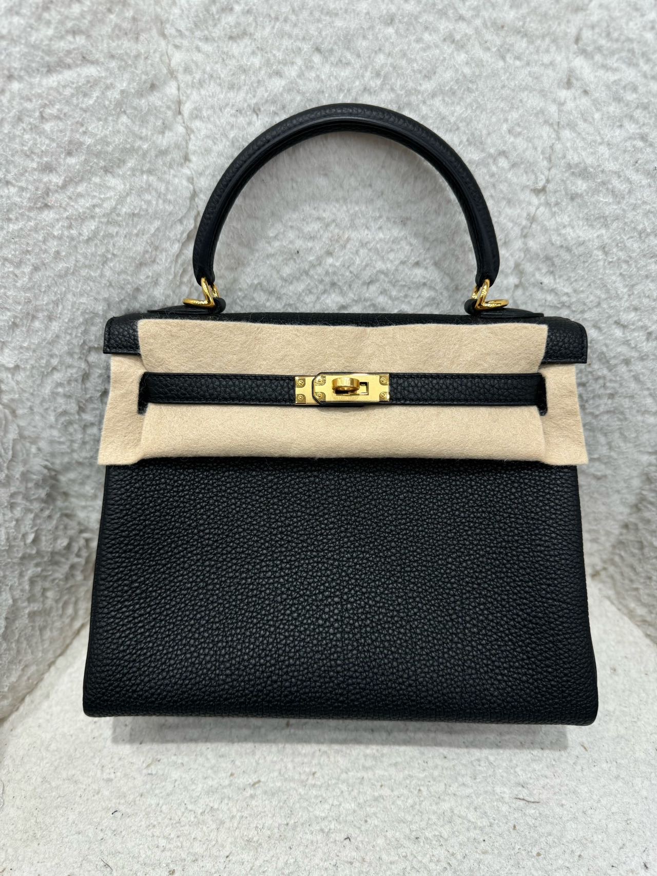 Hermes 爱马仕 黑金Togo皮 Kelly 25 W刻
配件 尘袋 钥匙锁 肩带
