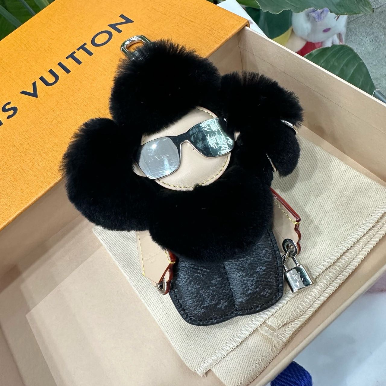 LV vivian太阳花挂件 带盒子尘袋