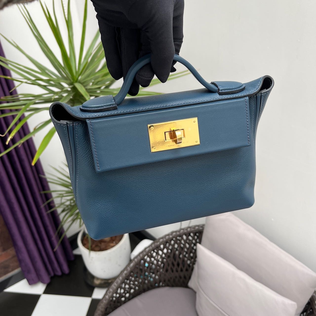 Hermes  爱马仕 2424mini   普鲁士蓝内拼黑色 Evercoler皮金扣  B刻  全套现货带盒子票
原价78800  这只比原价低
