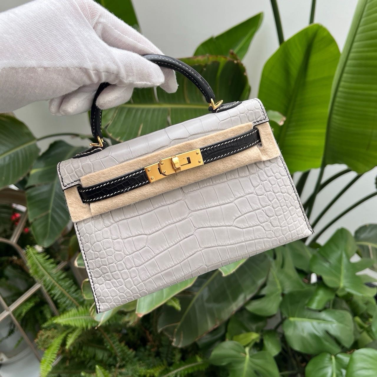 Hermes  爱马仕 mini Kelly二代  黑色拼珍珠灰
金扣  方块雾面鳄鱼  马蹄B刻
全套美价