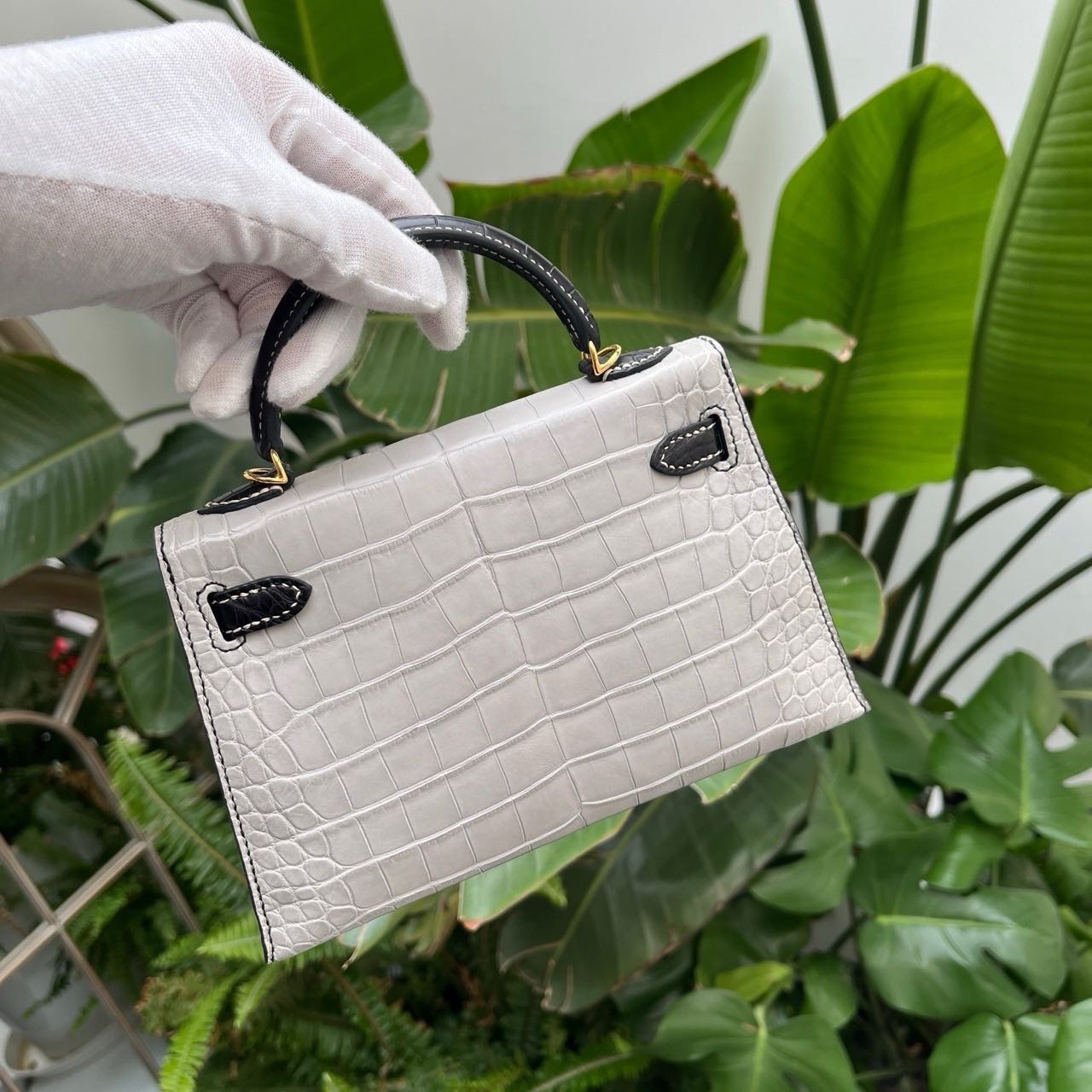 Hermes  爱马仕 mini Kelly二代  黑色拼珍珠灰
金扣  方块雾面鳄鱼  马蹄B刻
全套美价 缩略图