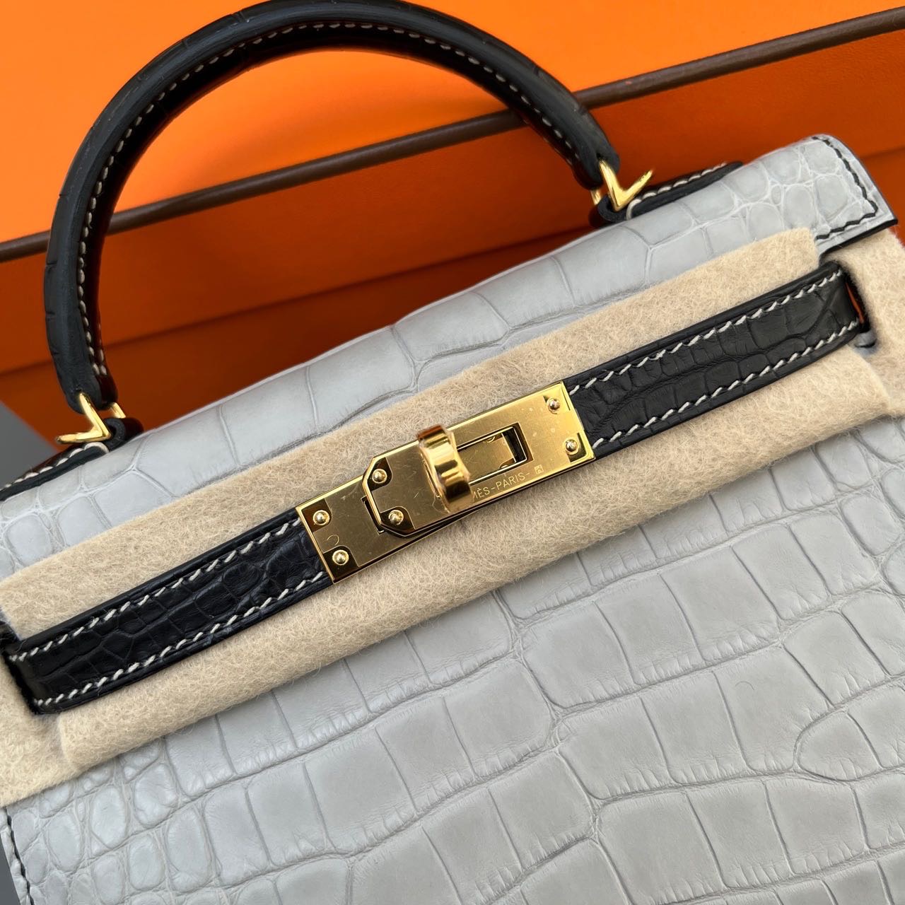 Hermes  爱马仕 mini Kelly二代  黑色拼珍珠灰
金扣  方块雾面鳄鱼  马蹄B刻
全套美价 缩略图