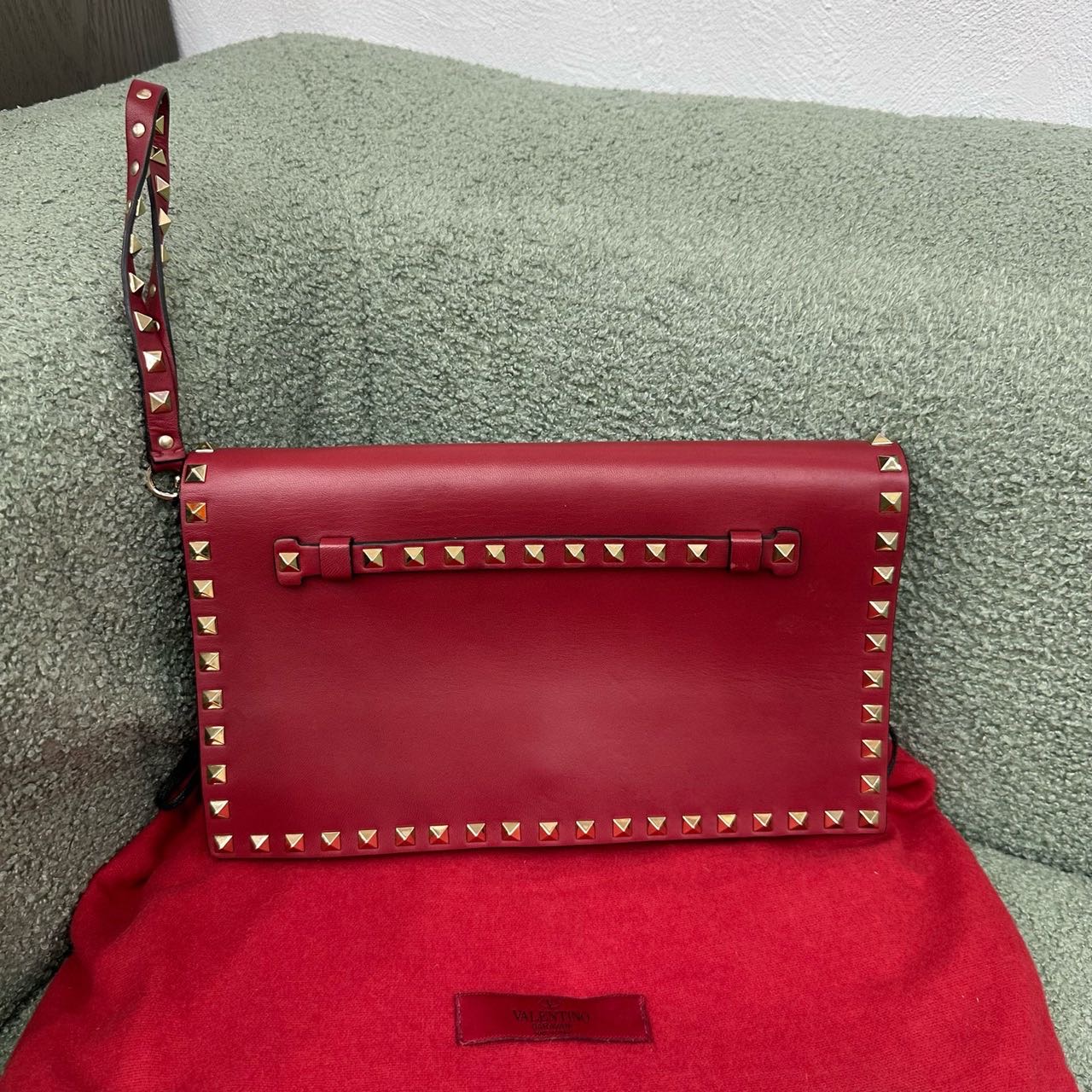 A级 华伦天奴 Valentino 铆钉手拿包 带尘袋