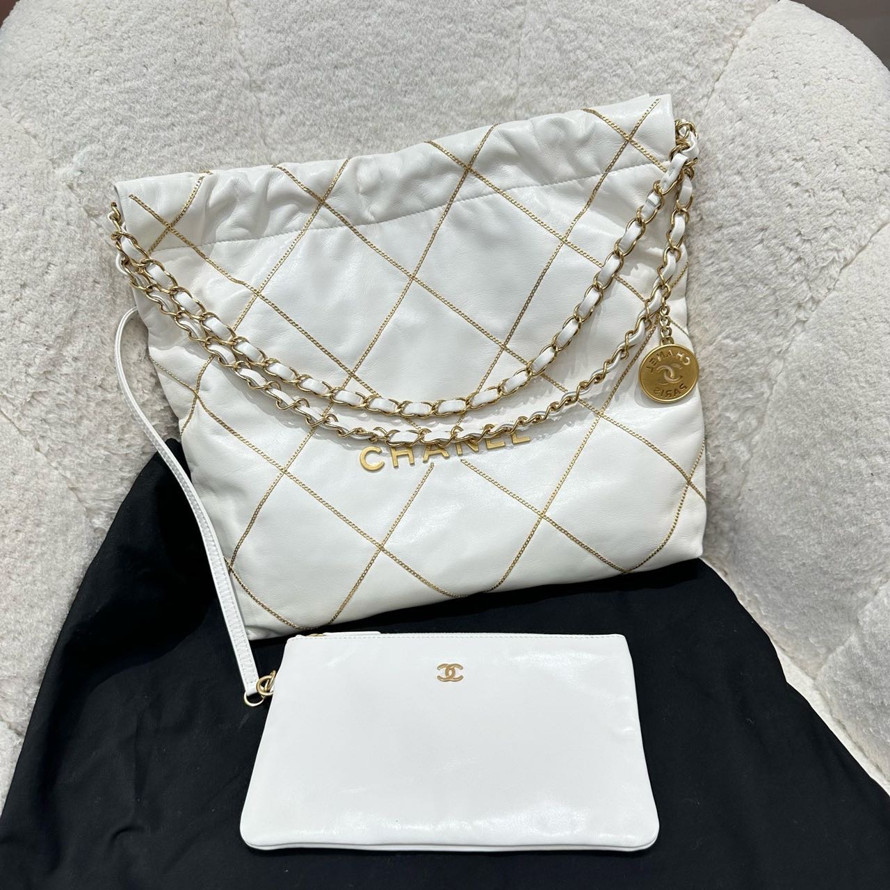 N级 Chanel 香奈儿 重工款白色金字22bag 小号 芯片款 带尘袋
公价67900 现在便宜带走