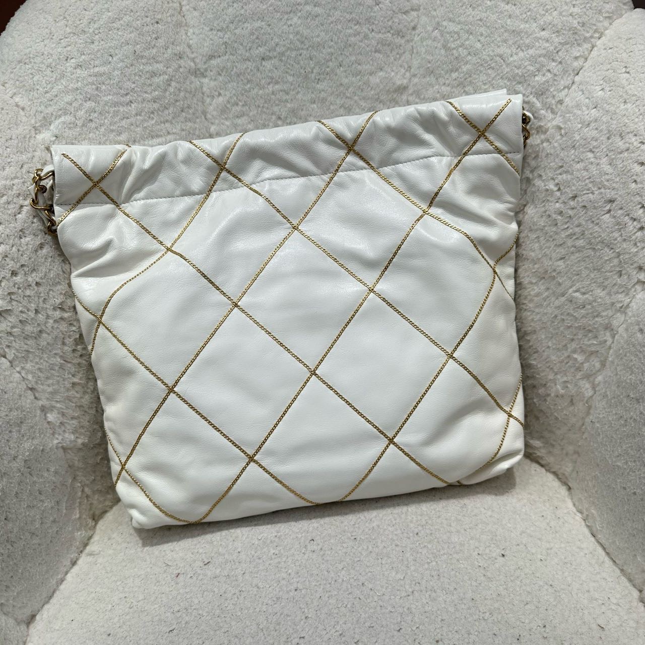 N级 Chanel 香奈儿  重工款白色金字22bag 小号 芯片款 带尘袋
公价67900 现在便宜带走 缩略图