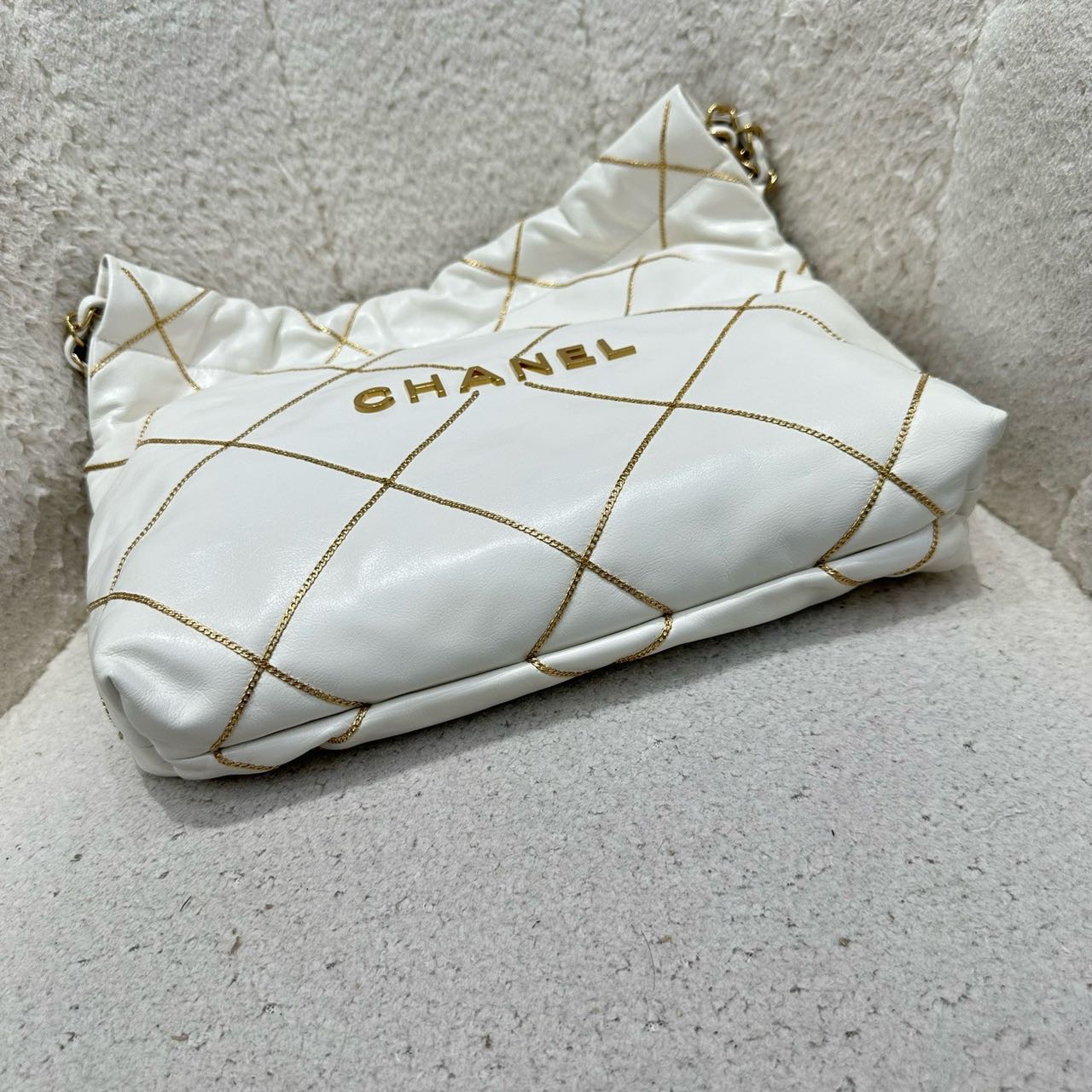 N级 Chanel 香奈儿  重工款白色金字22bag 小号 芯片款 带尘袋
公价67900 现在便宜带走 缩略图