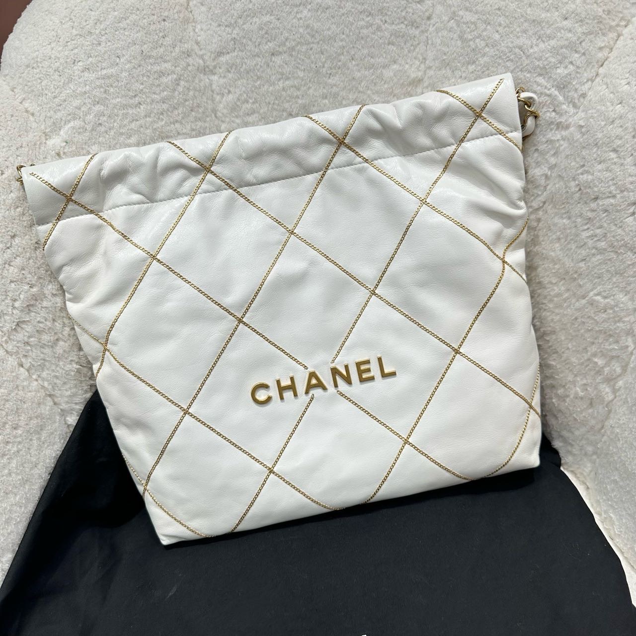 N级 Chanel 香奈儿  重工款白色金字22bag 小号 芯片款 带尘袋
公价67900 现在便宜带走 缩略图