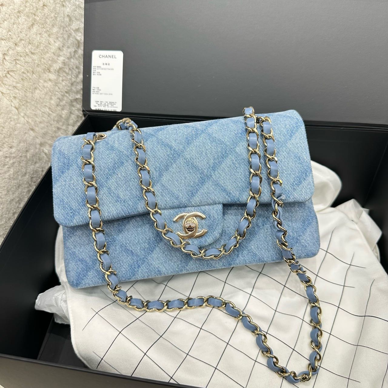 N级 Chanel 香奈儿 牛仔CF小号 钢印款 带盒子尘袋
公价六万多 现在省很多 可以送人