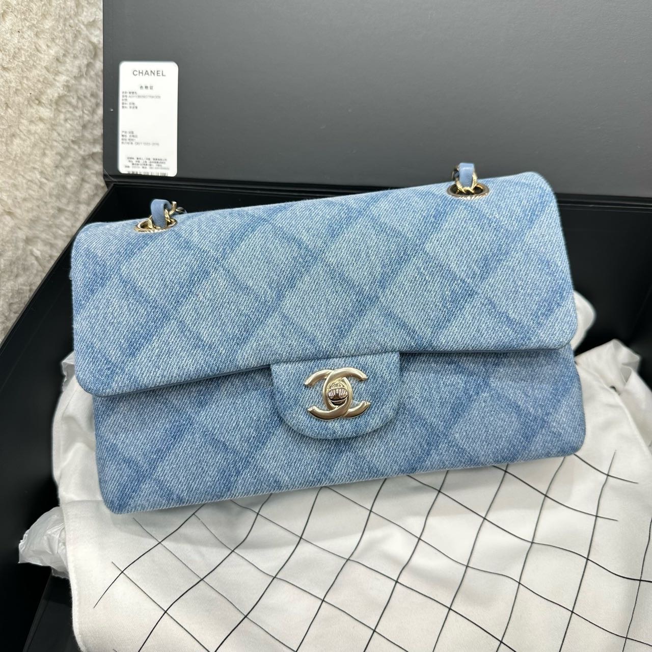 N级 Chanel 香奈儿 牛仔CF小号 钢印款 带盒子尘袋
公价六万多 现在省很多 可以送人 缩略图