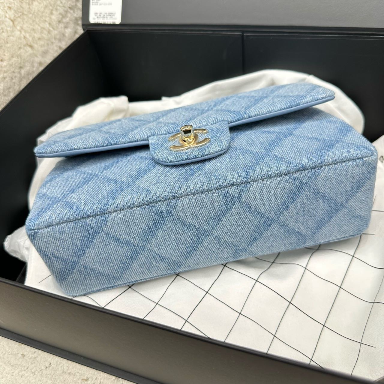 N级 Chanel 香奈儿 牛仔CF小号 钢印款 带盒子尘袋
公价六万多 现在省很多 可以送人 缩略图