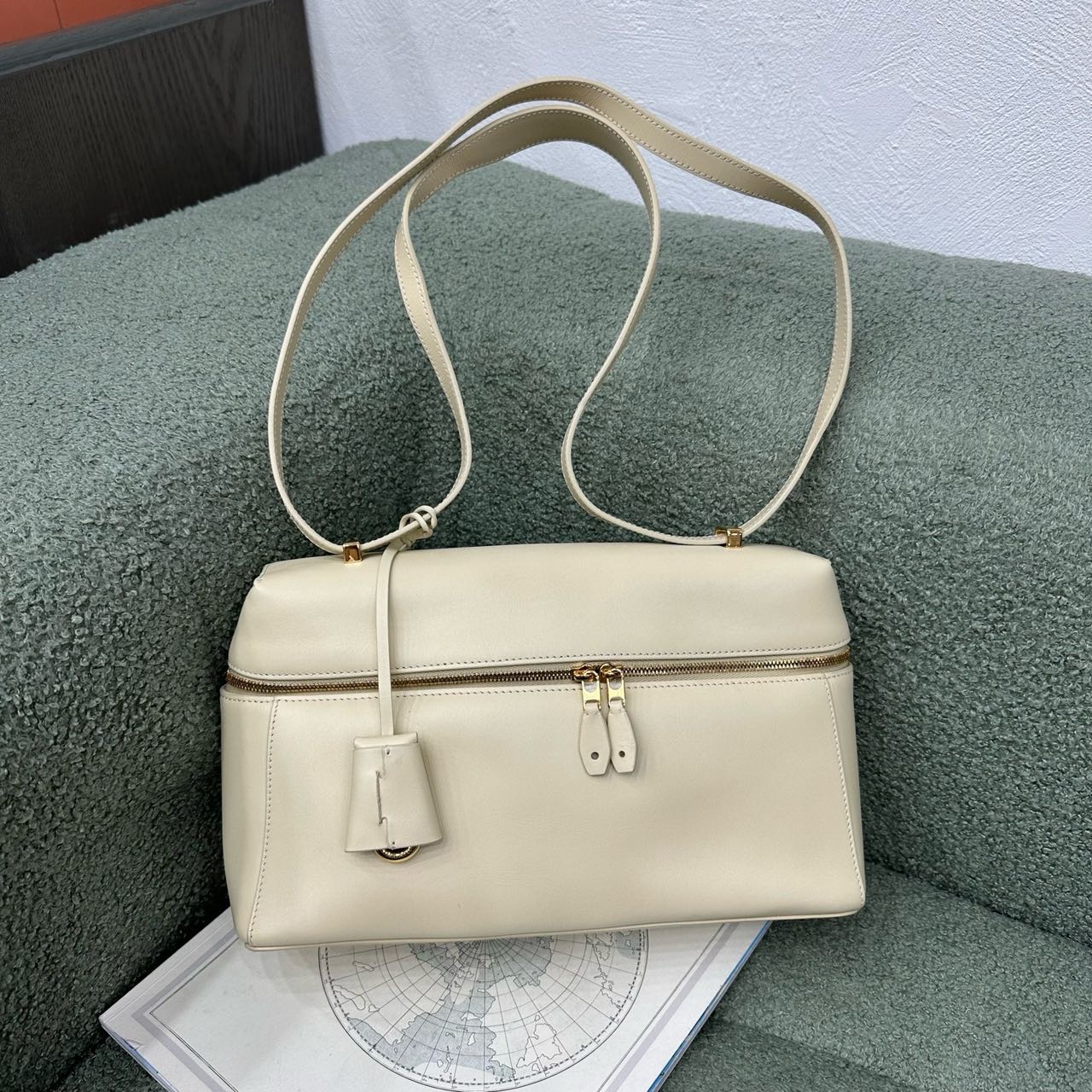 A级 LP Loro Piana牛皮饭盒包