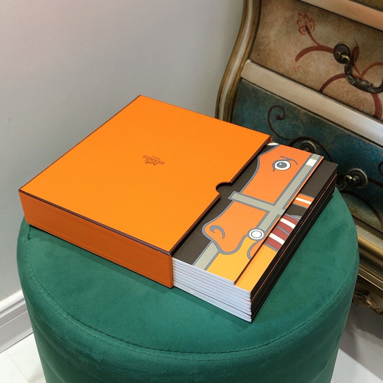 Hermes  绝版图画本   一套十本  可拼成完整图案   有盒子有纸袋  自用送人都太酷了！绝版品，艺术家必入