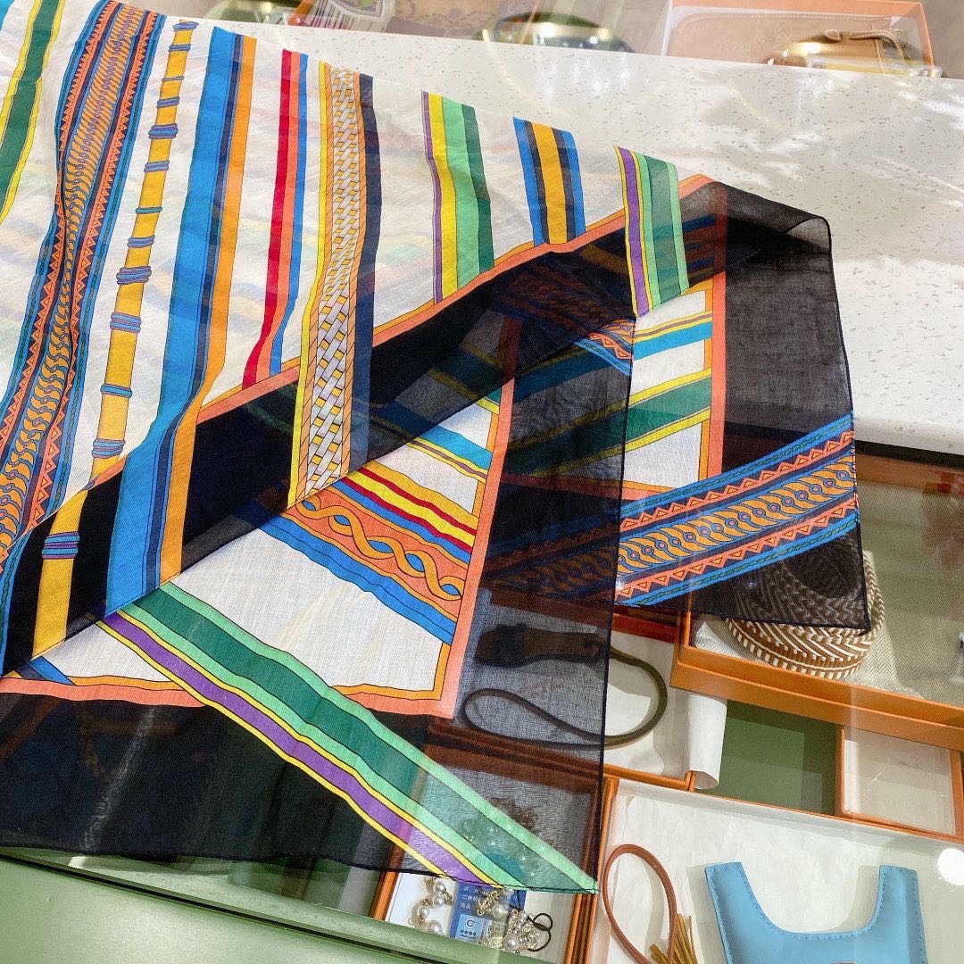 二手保存品  Hermes  超大纱巾   90*170厘米  纯棉纱线材质  超级轻透好用  原价大几千  自用超级划算   配件尘袋   带中检鉴定证明