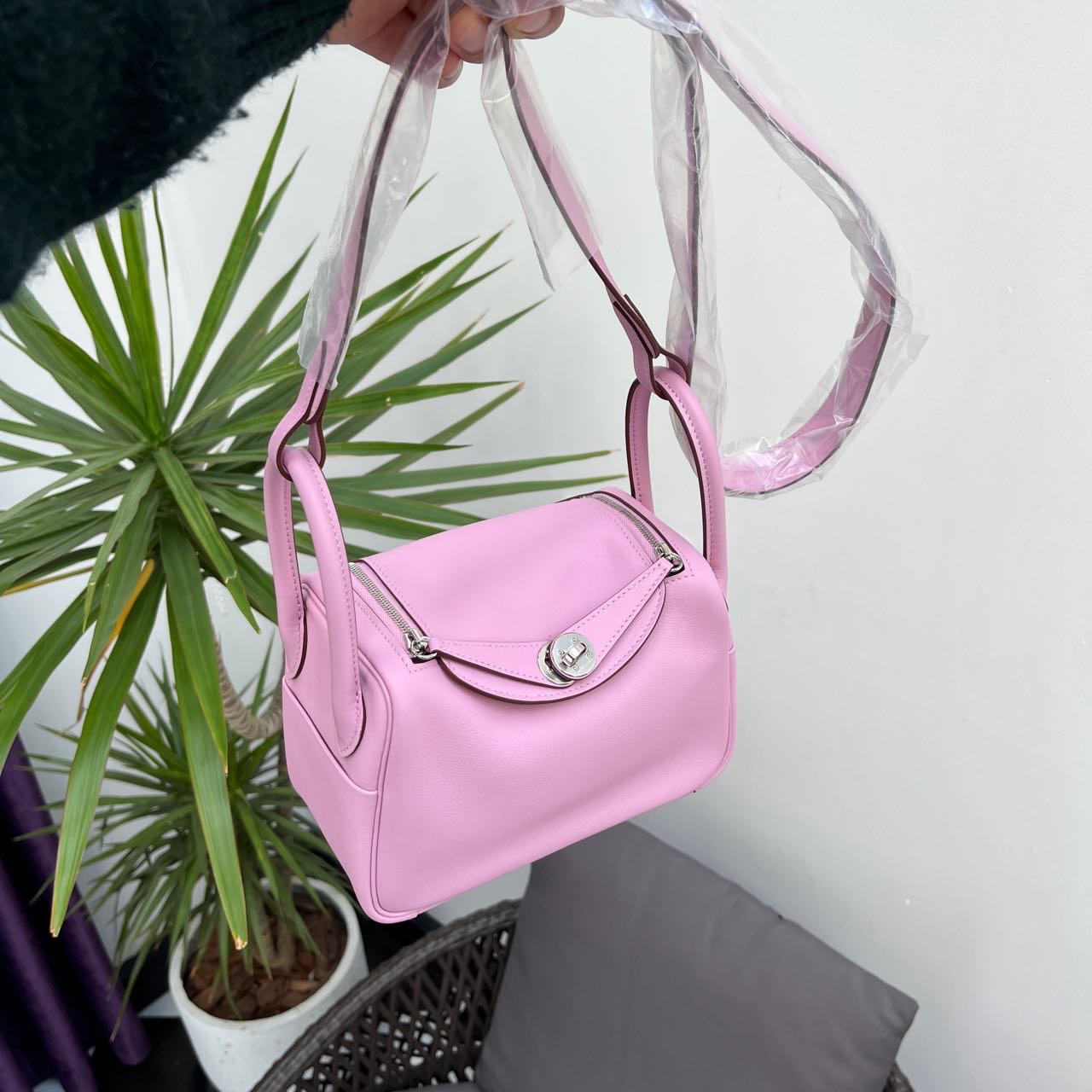 N级  Hermes 爱马仕mini lindy 银扣
X9锦葵紫  swift牛皮   Z刻全套
很漂亮的粉色包包 价格不错！