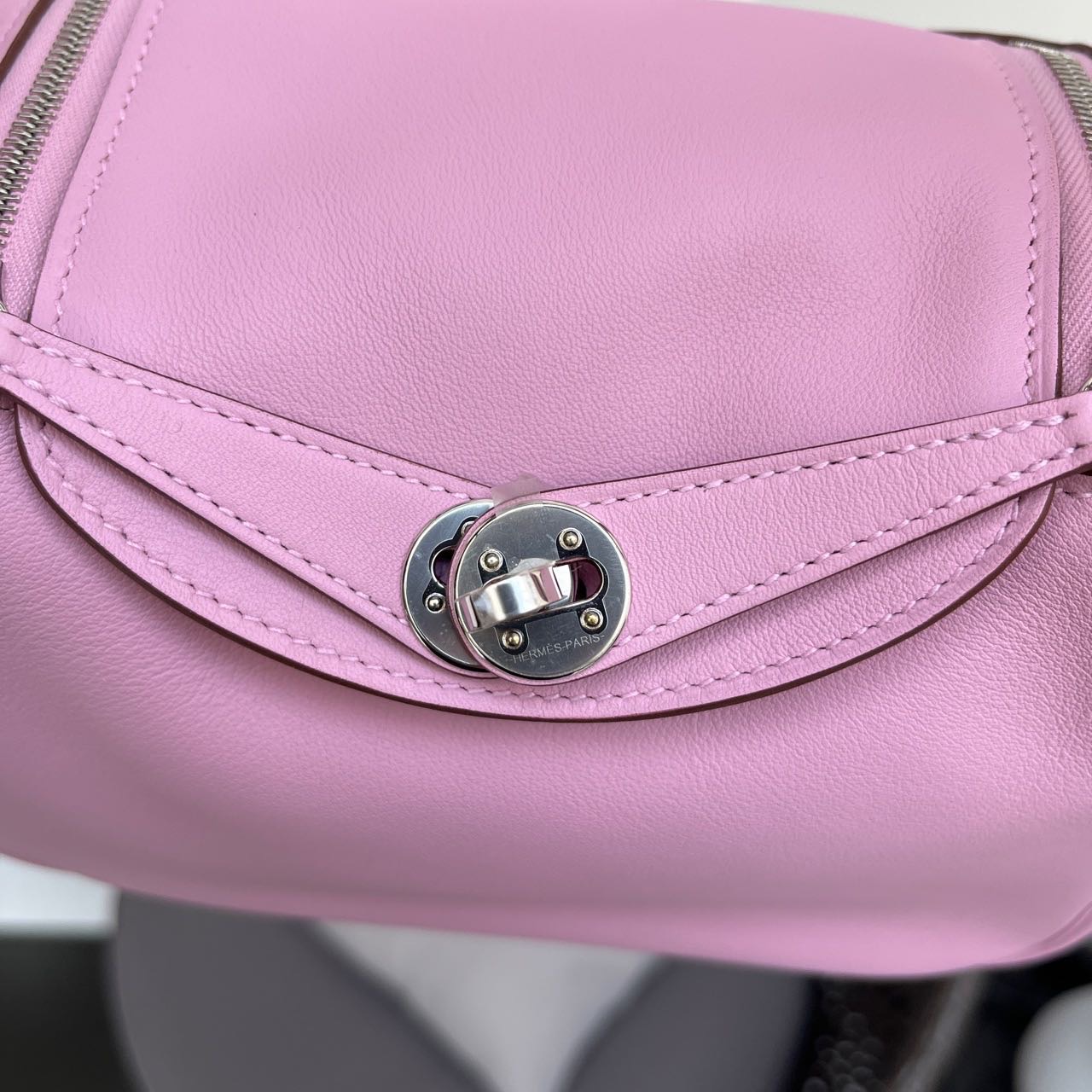 N级  Hermes 爱马仕mini lindy 银扣
X9锦葵紫  swift牛皮   Z刻全套
很漂亮的粉色包包 价格不错！ 缩略图
