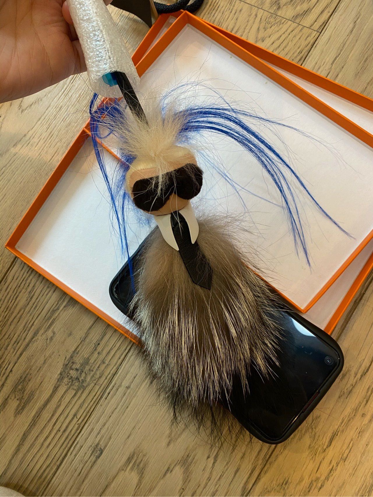 N级 绝版搁置
Fendi  老佛爷挂件  毛球 钥匙扣
最难得的配色！原价八千多