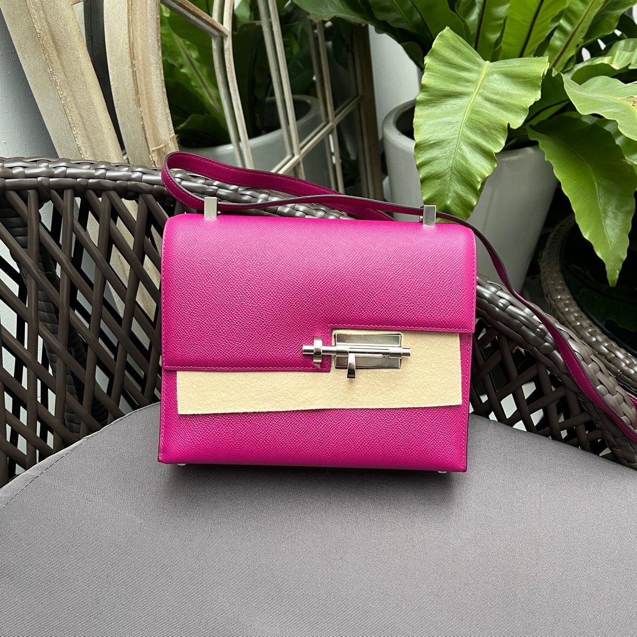 N级  Hermes 爱马仕  L3玫瑰紫  verrou   ep皮 中号21厘米  
手枪包/门栓包  特价出  二手都要卖这个价格啦！
原价七万多