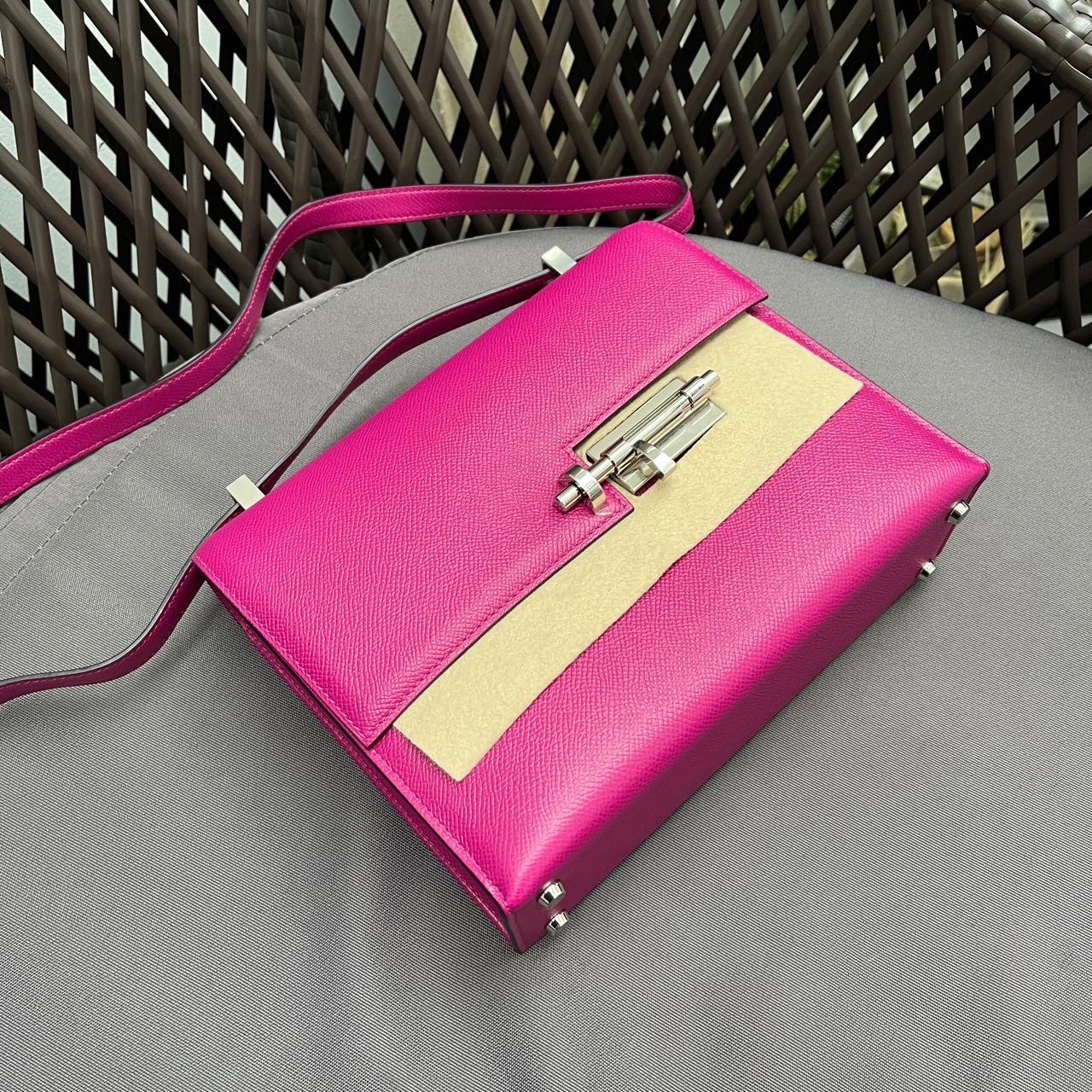 N级  Hermes 爱马仕  L3玫瑰紫  verrou   ep皮 中号21厘米  
手枪包/门栓包  特价出  二手都要卖这个价格啦！
原价七万多 缩略图