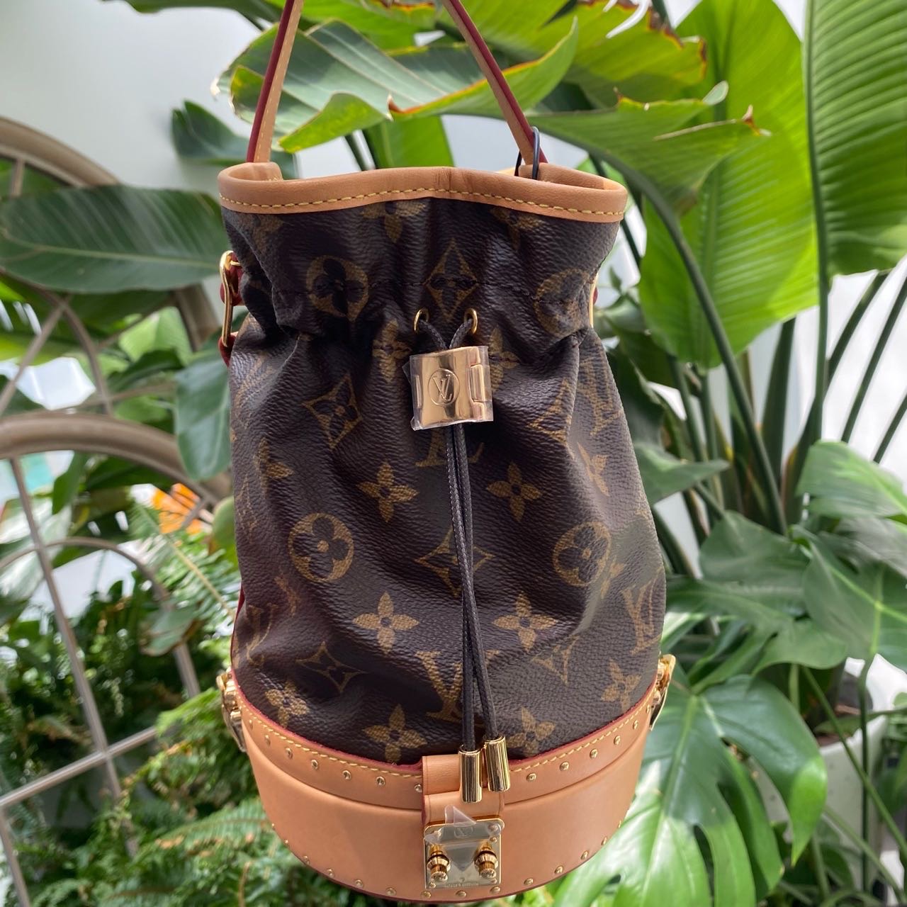 N刻 Lv Louis Vuitton 路易威登 烧麦包,水桶包,各路女神同款 ,限量秀款 底下带一个小硬箱 原价三万多 制作难度很高
收藏保存品 一万多带走!