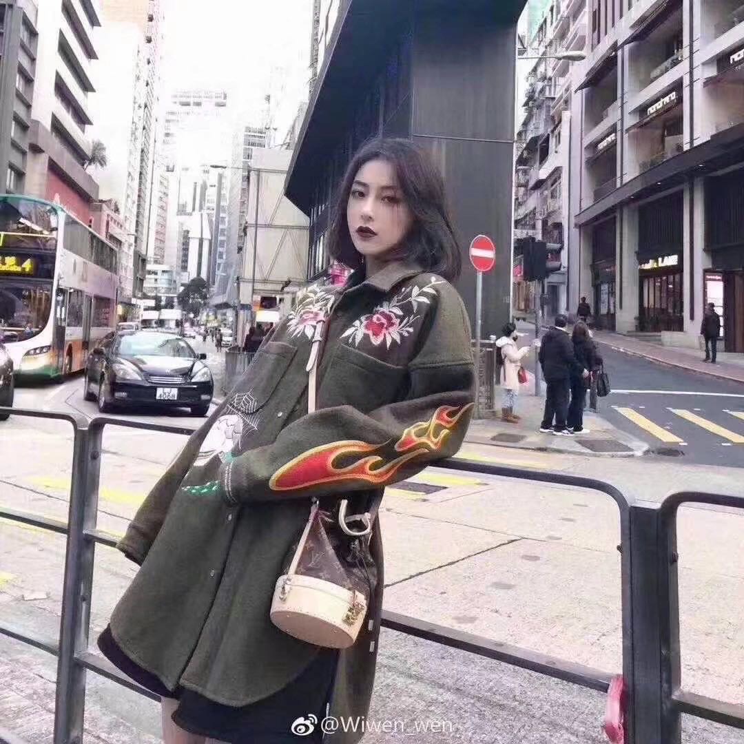 N刻  Lv Louis Vuitton 路易威登 烧麦包，水桶包，各路女神同款 ，限量秀款  底下带一个小硬箱  原价三万多 制作难度很高
收藏保存品  一万多带走！ 缩略图