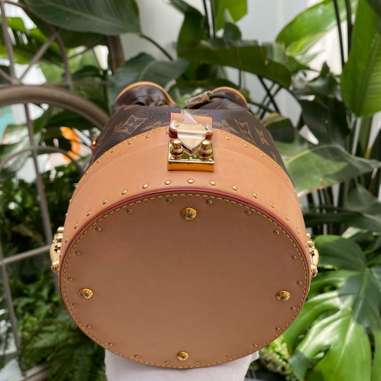 N刻  Lv Louis Vuitton 路易威登 烧麦包，水桶包，各路女神同款 ，限量秀款  底下带一个小硬箱  原价三万多 制作难度很高
收藏保存品  一万多带走！ 缩略图