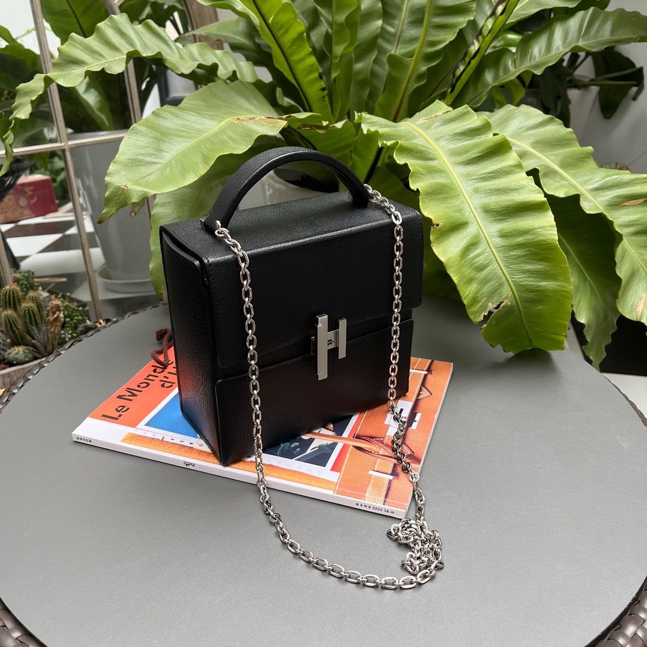 N级   Hermes 爱马仕经典黑色cinhetic   盒子包 方方的超级能装！！  可拎可背  原价七万多  现在低于原价  
值得收藏