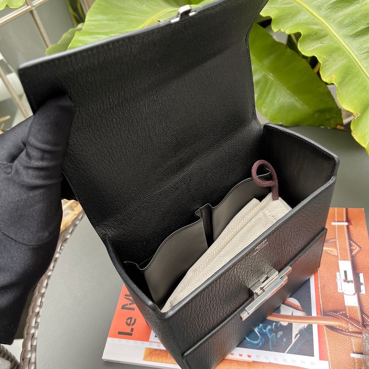 N级   Hermes 爱马仕经典黑色cinhetic   盒子包 方方的超级能装！！  可拎可背  原价七万多  现在低于原价  
值得收藏 缩略图