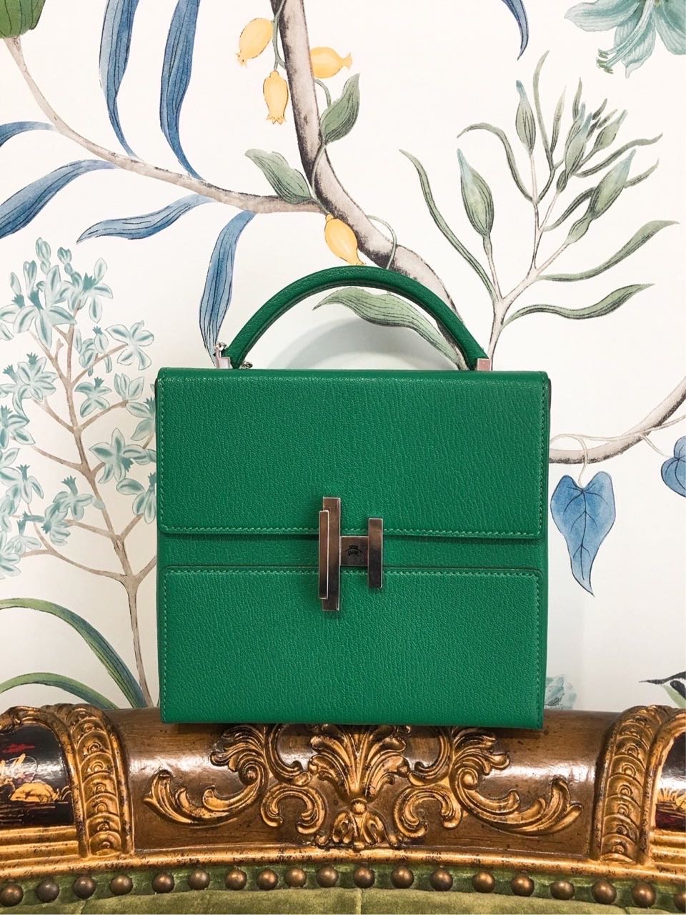 N级  未使用品
Hermes 爱马仕U4丝绒绿色盒子包  Cinhetic 
山羊皮材质  耐用轻便 走秀款 国内原价近七万  
这只低于原价出哦  很难买到的颜色