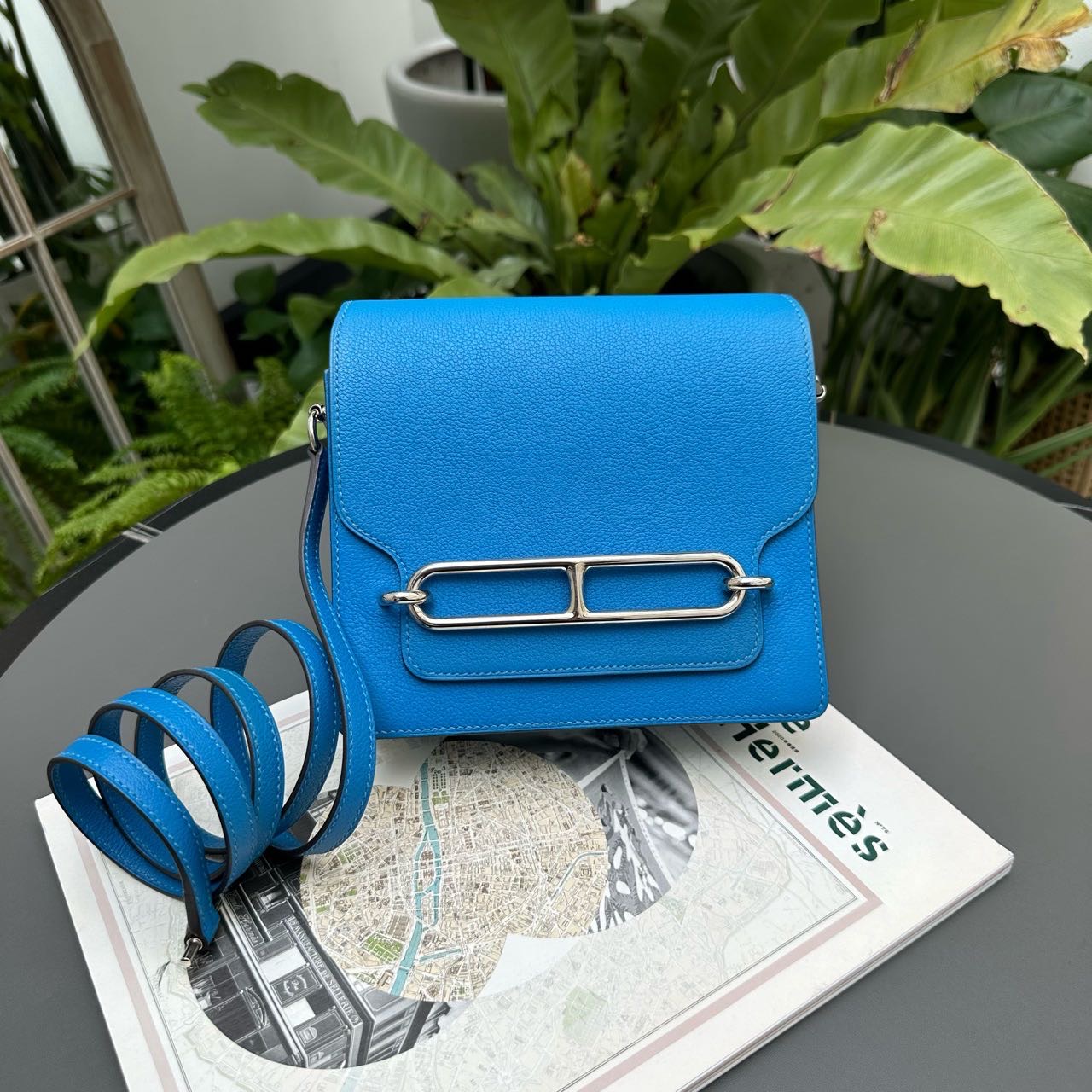 A级 Hermes 爱马仕 坦桑尼亚蓝猪鼻子mini 
roulis  银扣 evercolor皮 A刻
原价六万多了  这只不到半价就带走 还不用配货！爱马仕长青款斜挎小包