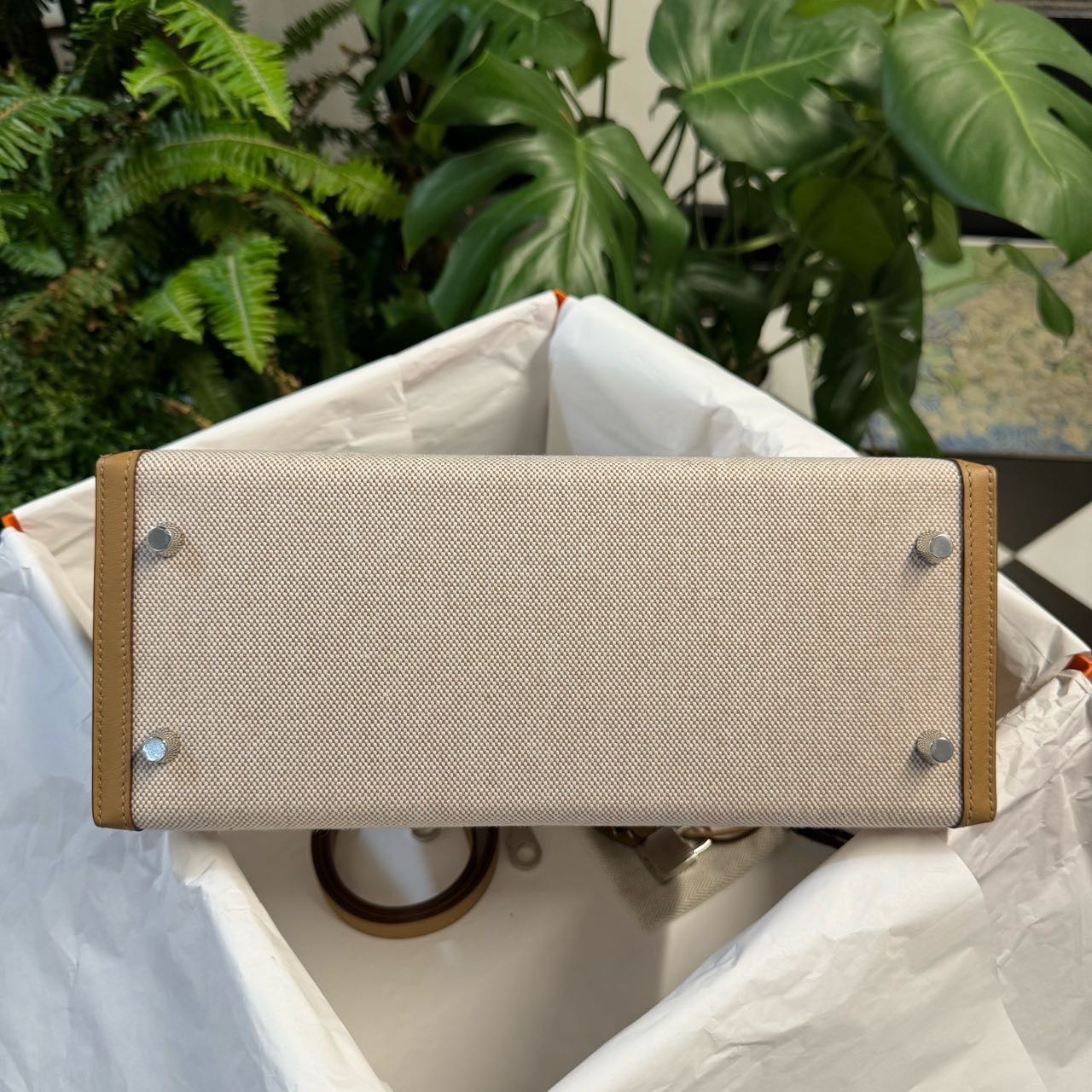 N级 爱马仕 Hermes kelly28 帆布拼Swift皮 饼干色 银扣 Z刻 配件盒子尘袋  肩带 钥匙锁 复印票
价格温柔 缩略图