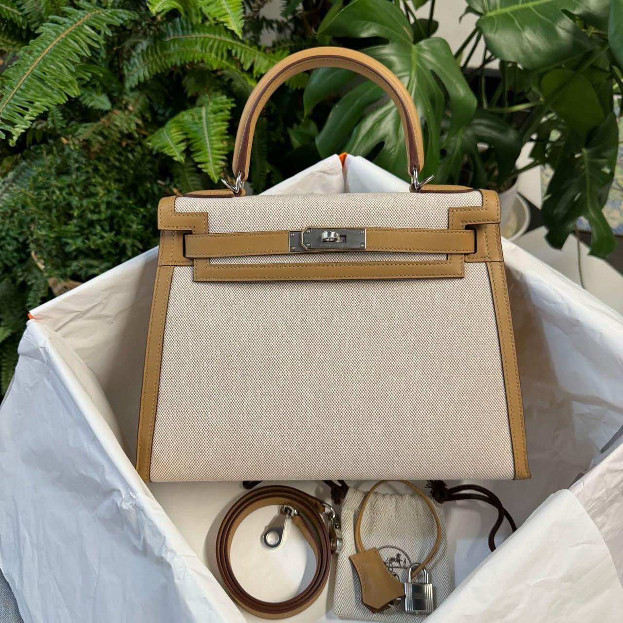 N级 爱马仕 Hermes kelly28 帆布拼Swift皮 饼干色 银扣 Z刻 配件盒子尘袋  肩带 钥匙锁 复印票
价格温柔