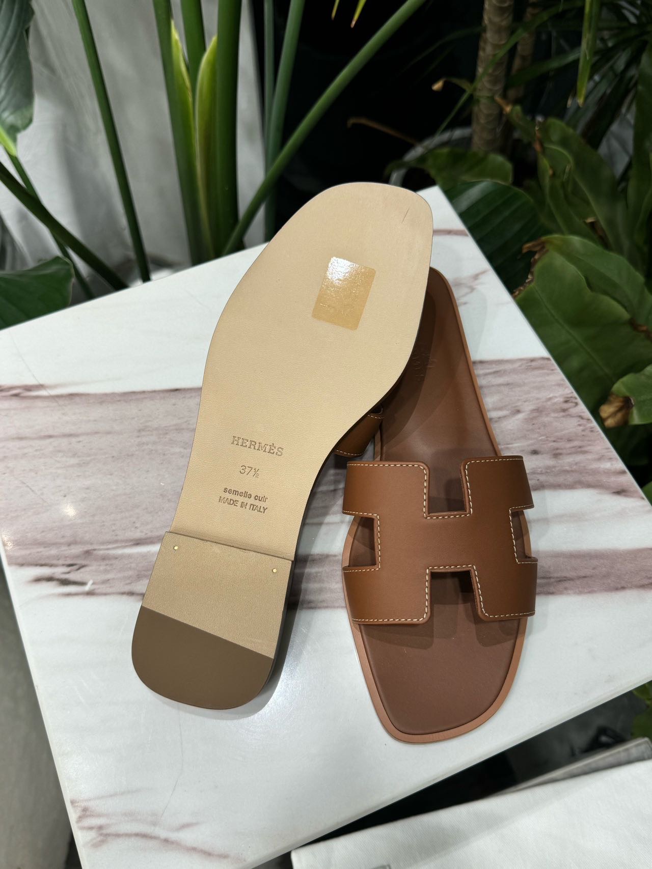 Hermes 金棕色 H拖鞋  37.5码
盒子 尘袋 纸袋 都有 缩略图