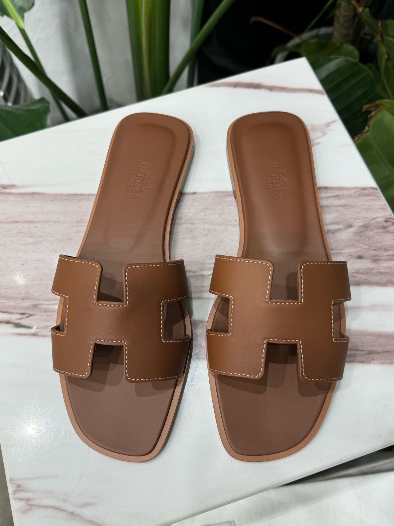 Hermes 金棕色 H拖鞋  37.5码
盒子 尘袋 纸袋 都有