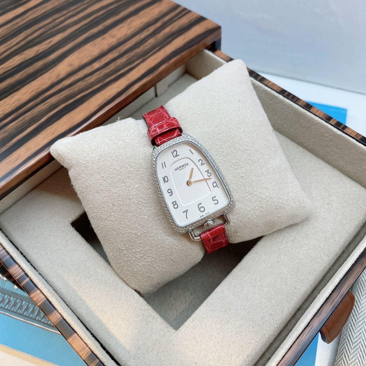N级  Hermes  手表⌚️鳄鱼表带 爆款马蹄钻表  原价八万多  3.5*2.5厘米