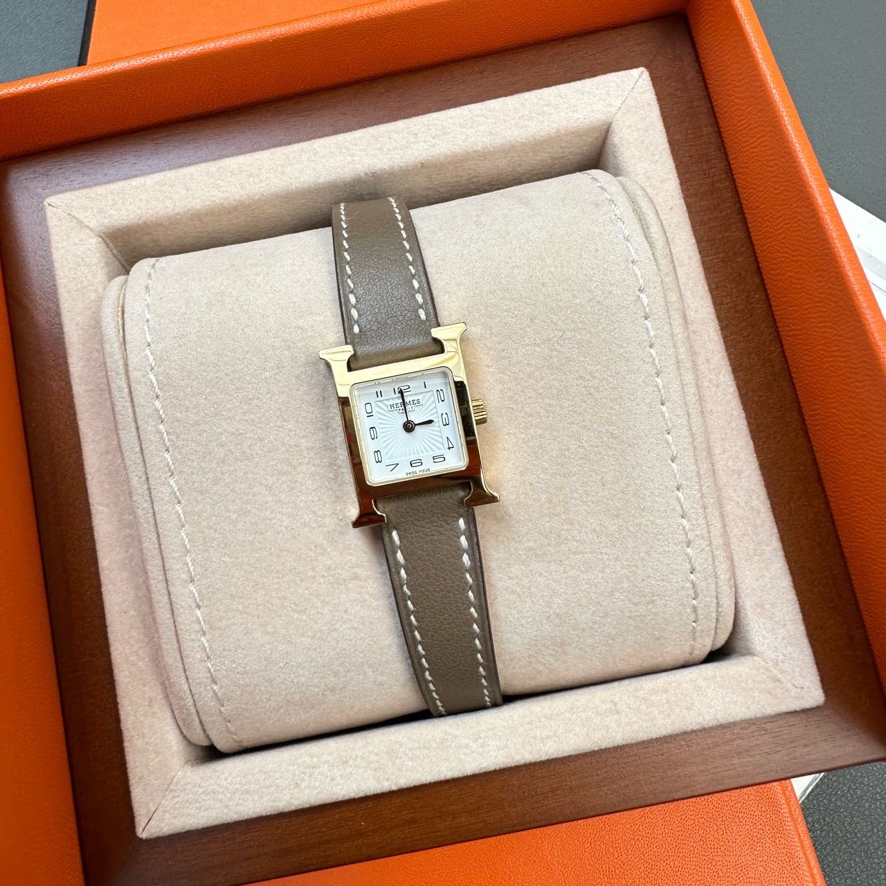 A级 Hermes 大象灰金扣H手表 17mm mini尺寸 带盒子保卡备用表带  手表轻微使用  额外带一条全新黑色表带  还都是经典色  原价加起来三万多