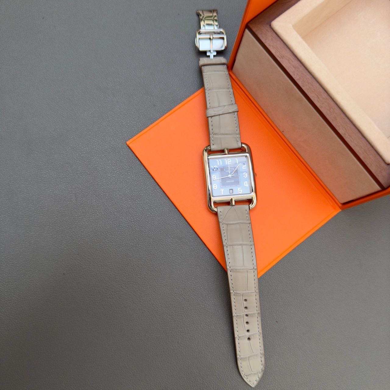 N级 Hermes 爱马仕 Cape cod H腕表 33毫米 珍珠灰雾面方块鳄鱼皮表带 so定制机械芯 带盒有保卡