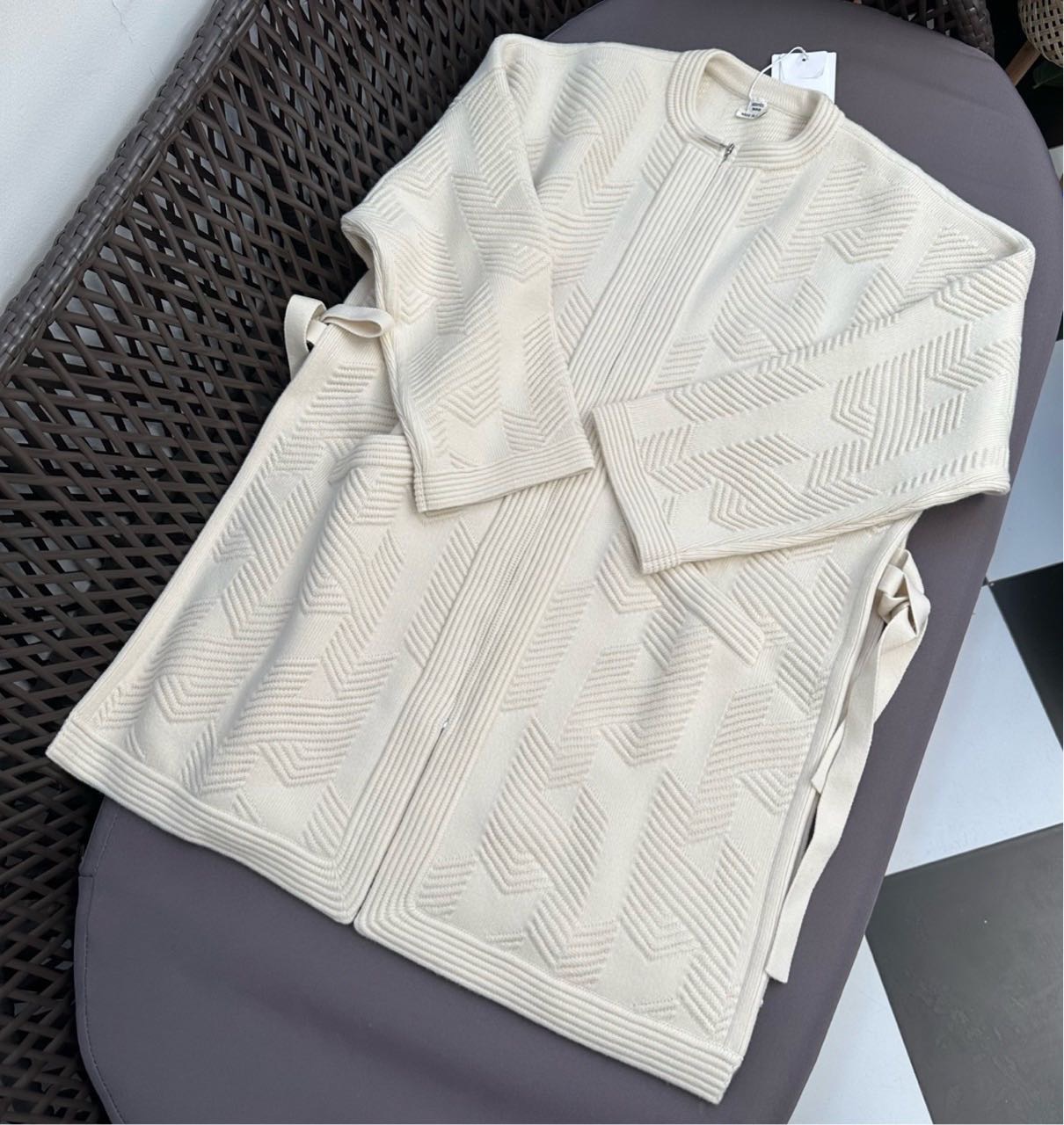 N级 Hermes  白色针织开衫大衣 38码
原价三万多  现在一万多带走