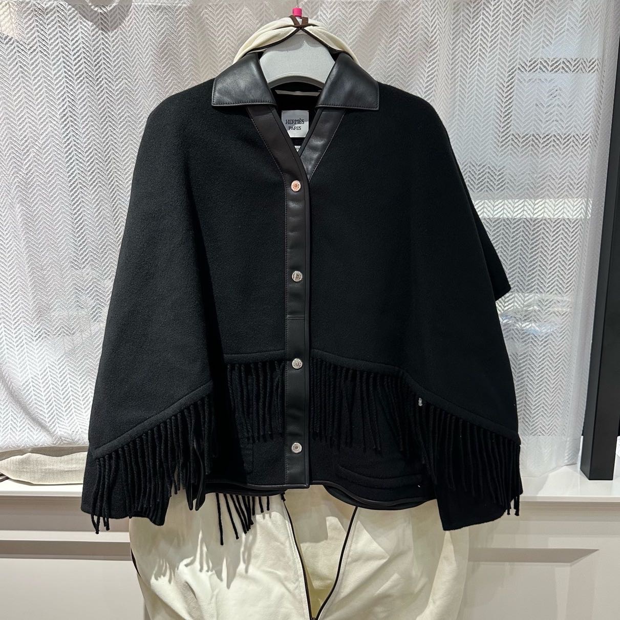 N级 Hermes  黑色流苏羊绒大衣 36码 胸围55*2cm 衣长62cm 落肩款 原价67750
配货骨折骨折  ￥20000