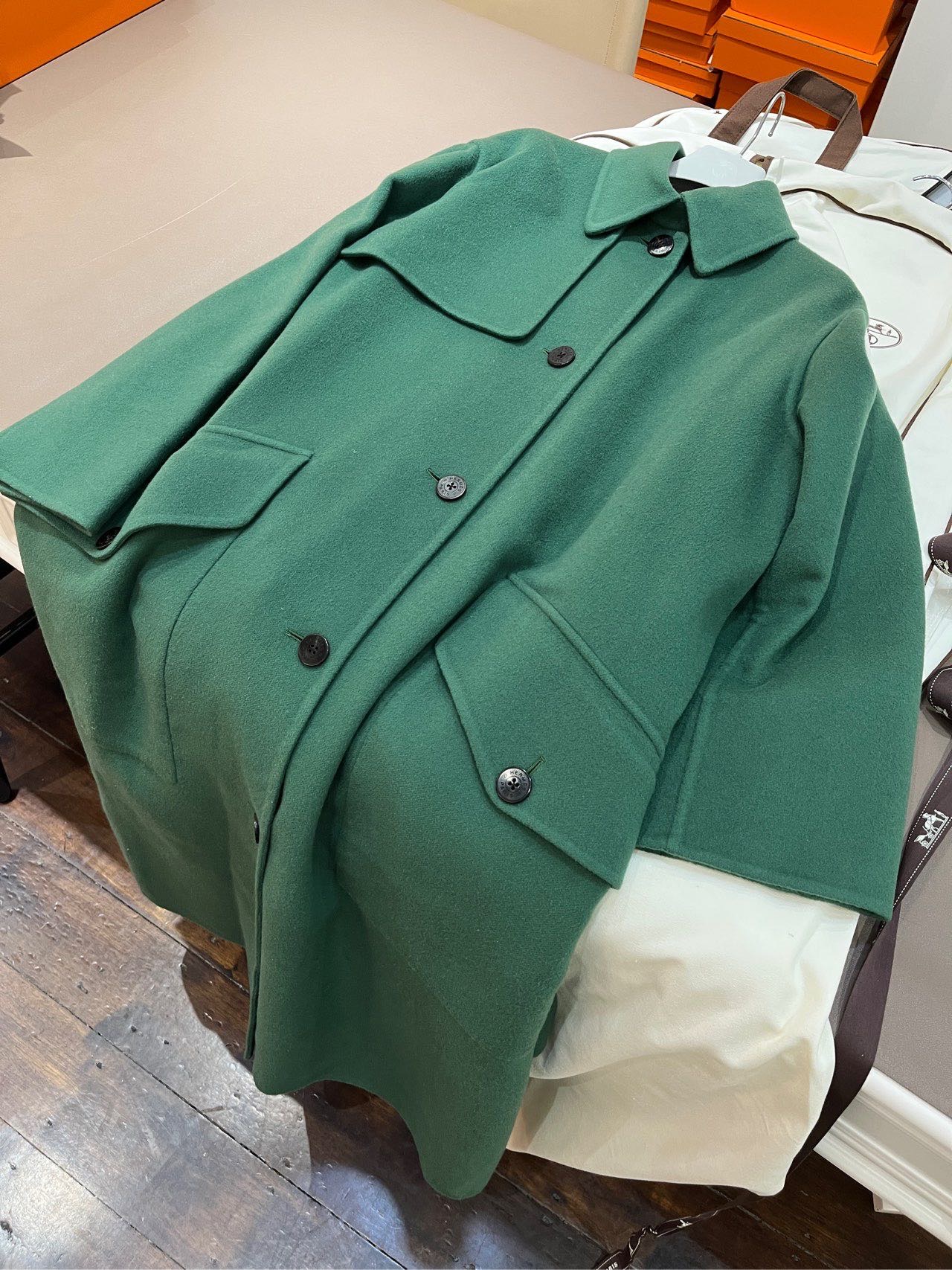 N级  Hermes  墨绿色  外套 大衣  38码  有尘袋
原价六万多   配货骨折  ￥19999