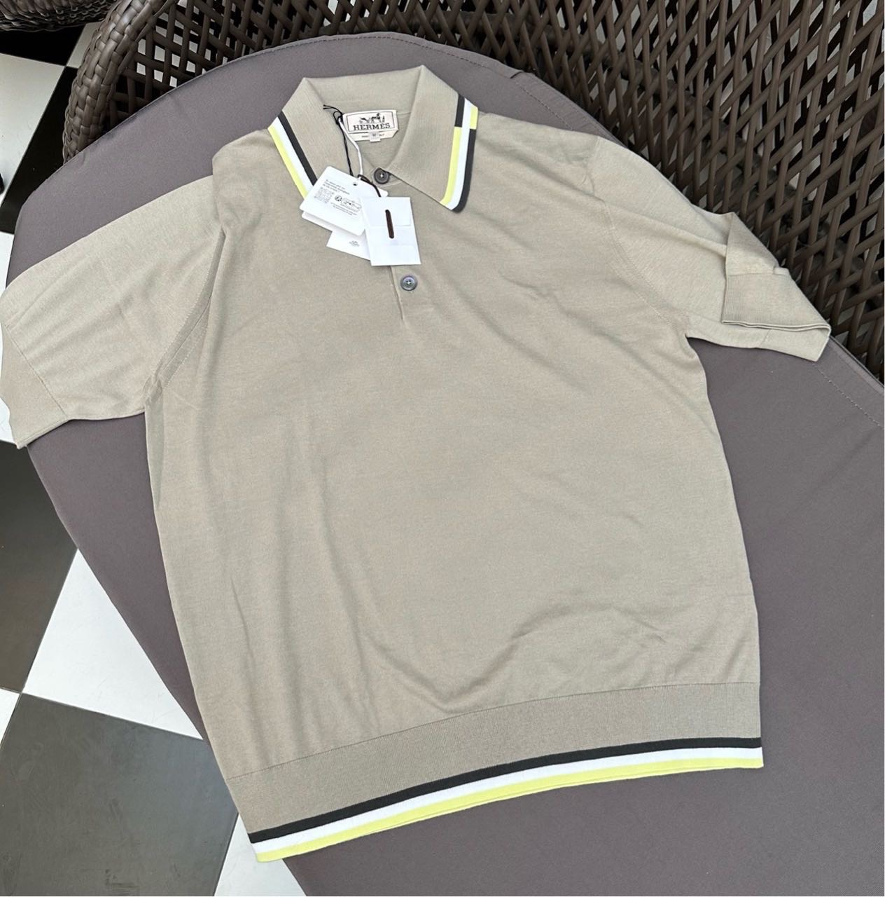 原价10800，配货骨折￥4500
N级 Hermes爱马仕  100%纯棉男士polo衫/T恤/短袖 M码 肩宽45cm 胸围63cm 衣长66cm级