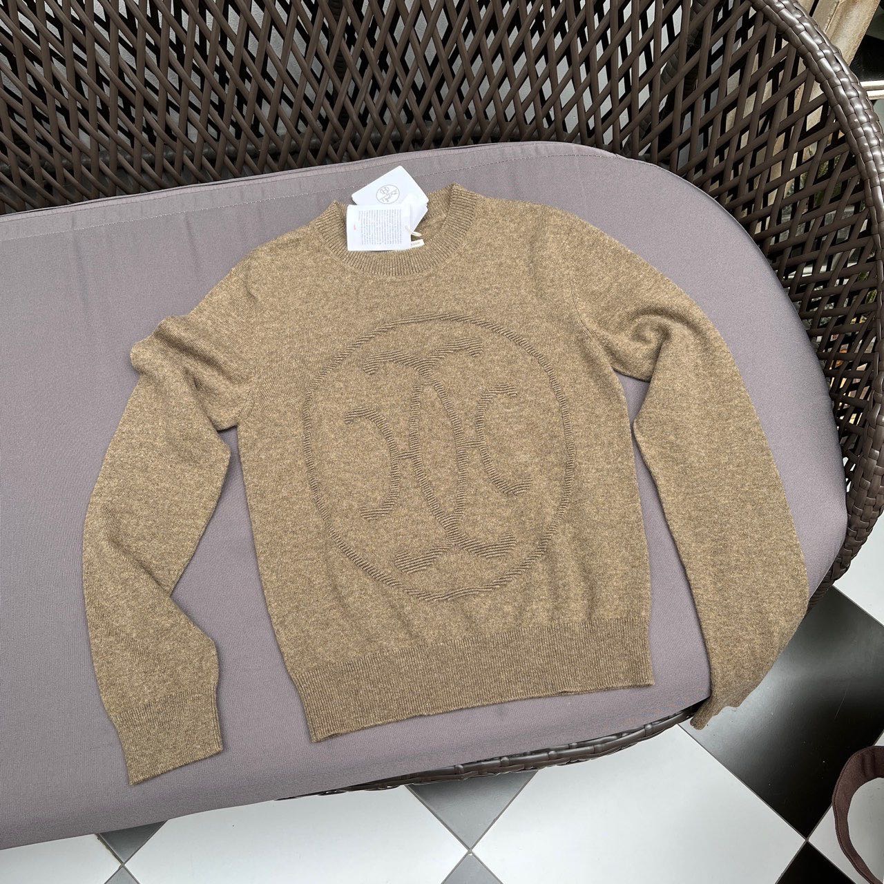 N级 Hermes  百分百山羊绒  羊绒衫
38码 好搭配的卡其色  胸围41.5×2
肩宽38   袖长56  衣长55