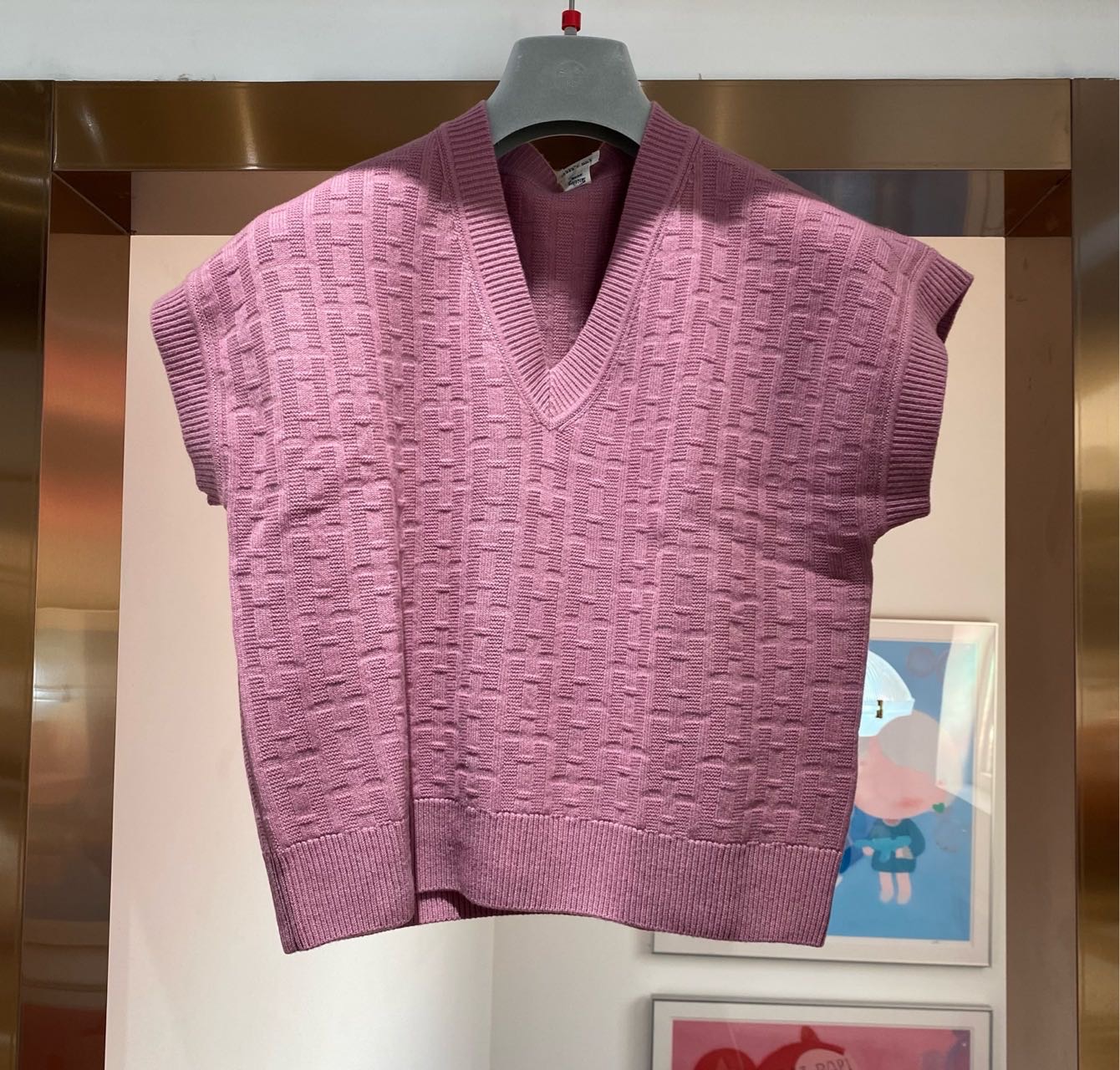 ￥4500特价🉐N级 Hermes爱马仕  紫罗兰 女士V领套头毛衣马甲 38码 
肩宽54cm胸围50*2cm衣长50cm 原价九千多  折扣出