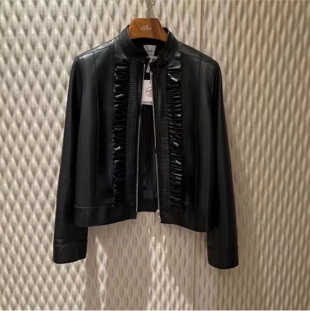￥30500特价🉐  N级 Hermes爱马仕 22秋冬新款女士花边羊羔皮短款外套/夹克 36码 带尘袋带吊牌 原价近十万  肩宽38cm 胸围45*2cm 衣长54cm 皮衣