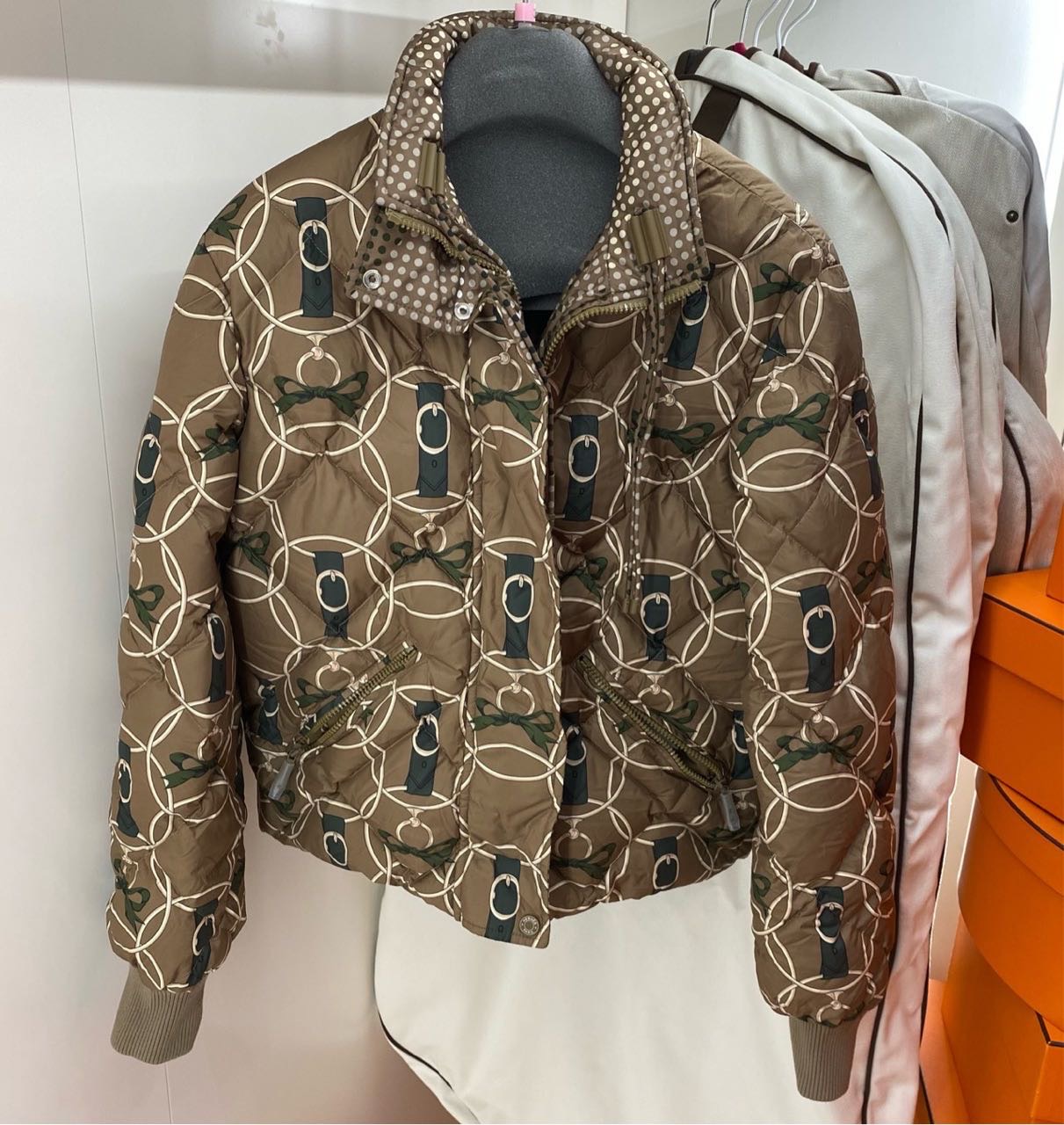 ￥12500特价🉐  N级 Hermes爱马仕  女士双面短款羽绒服 36码 带尘袋 肩宽45cm胸围51cm衣长56cm  原价三万了