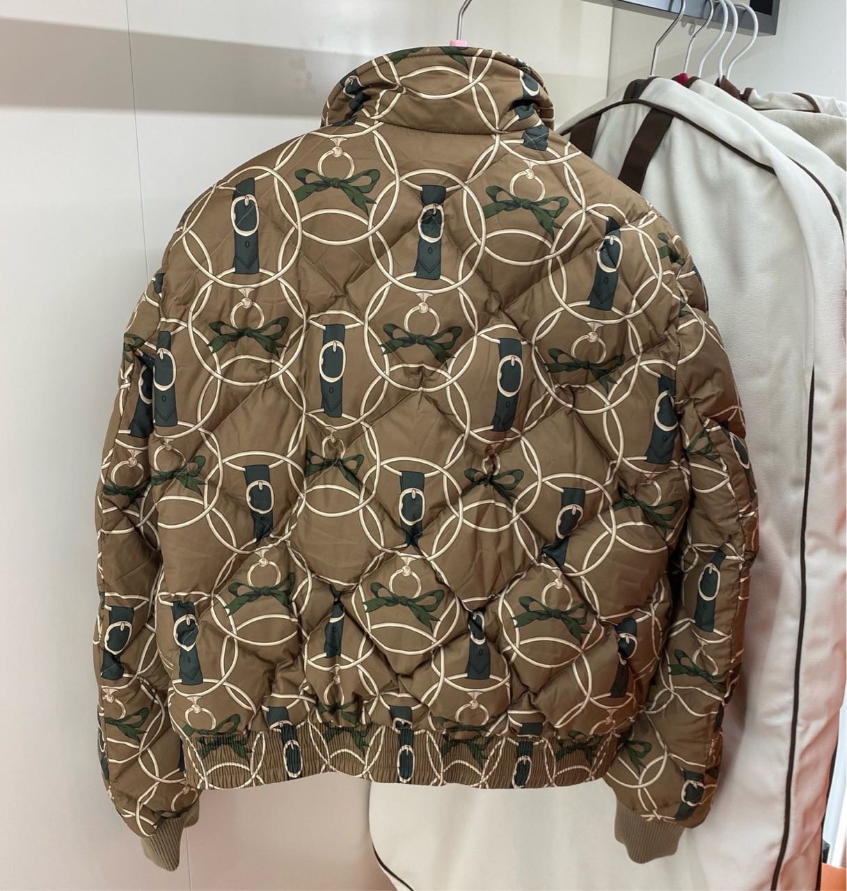 ￥12500特价🉐  N级 Hermes爱马仕  女士双面短款羽绒服 36码 带尘袋 肩宽45cm胸围51cm衣长56cm  原价三万了 缩略图