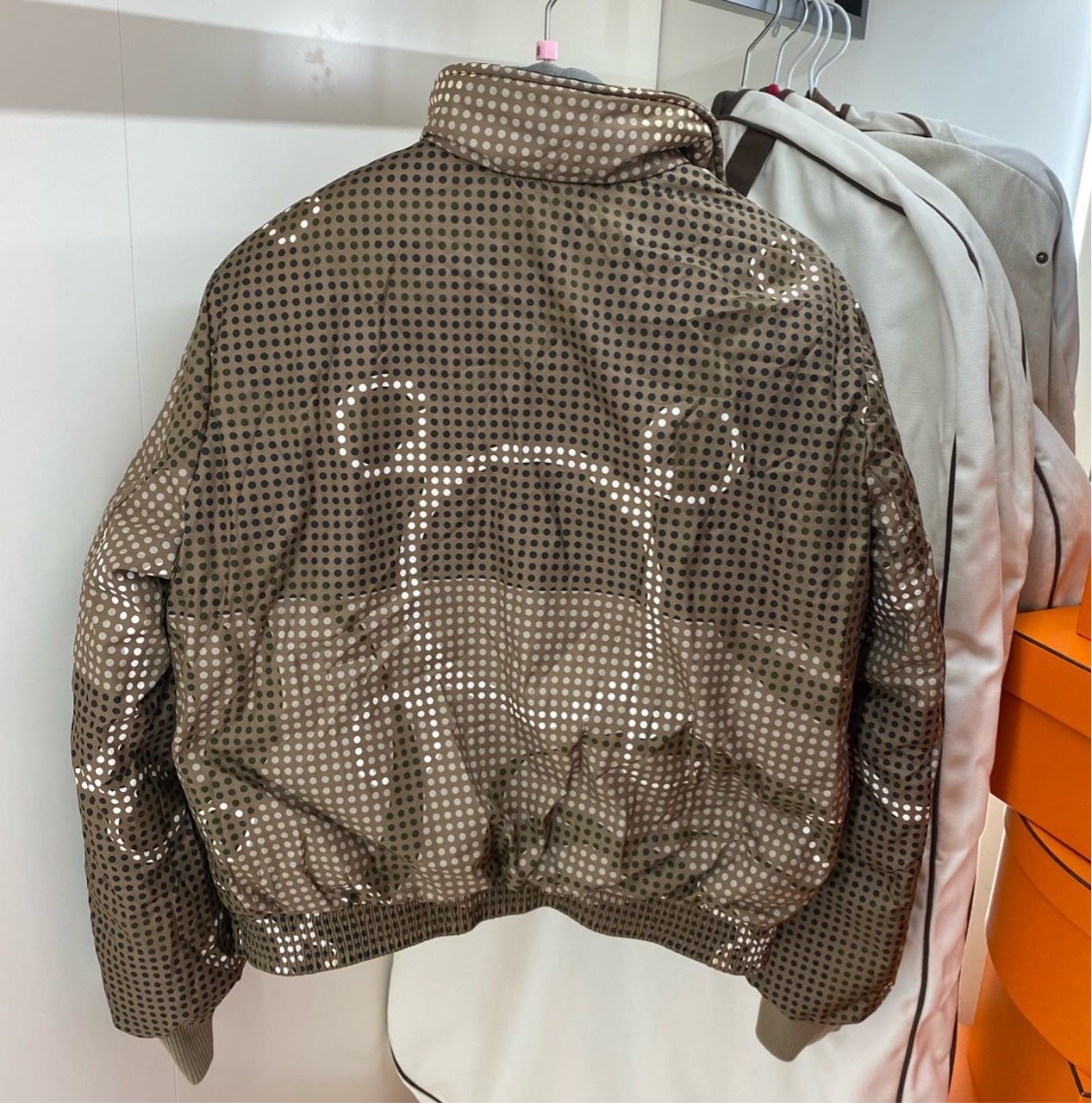 ￥12500特价🉐  N级 Hermes爱马仕  女士双面短款羽绒服 36码 带尘袋 肩宽45cm胸围51cm衣长56cm  原价三万了 缩略图
